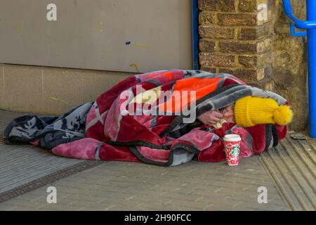 Obdachlose, die auf den Straßen londons rauh schlafen, Obdachlosigkeit im Zentrum londons, am vauxhall Bahnhof auf den Straßen schlafen. Stockfoto