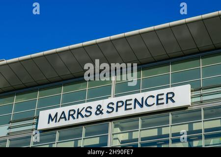 Große Marken und Spencer vor einem Stor im West Quay Einkaufszentrum in southampton uk, große Marken und Spencer Zeichen auf Shop oder Geschäft. Stockfoto