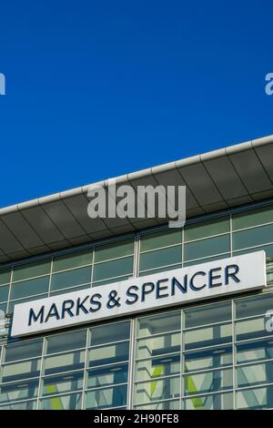 Große Marken und Spencer vor einem Stor im West Quay Einkaufszentrum in southampton uk, große Marken und Spencer Zeichen auf Shop oder Geschäft. Stockfoto