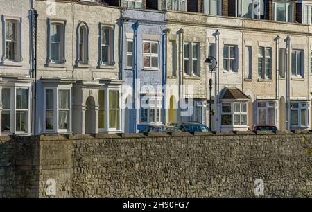 Reihenhäuser aus der Zeit oder georgianische Stadthäuser in der Stadt southampton neben der Stadtmauer. Häuser aus der Zeit, Anwesen aus der Zeit, Terrassen. Stockfoto