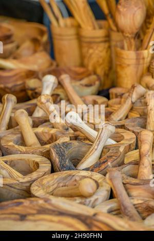 Besteck und Besteck aus Olivenholz, die an einem Marktstand verkauft werden, geschnitztes Olivenholz aus griechenland, das an einem Chritsmas-Marktstand in southampton verkauft wird. Stockfoto