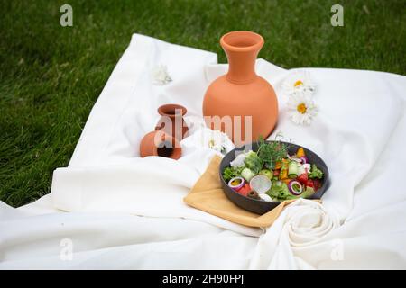 Salat mit frischem Gemüse bei einem Picknick. Stockfoto