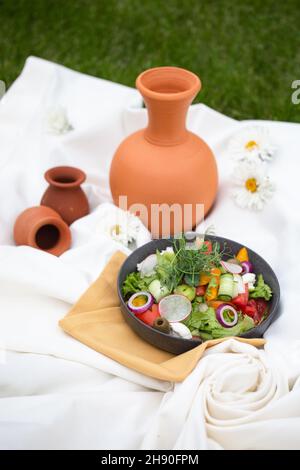 Salat mit frischem Gemüse bei einem Picknick. Stockfoto