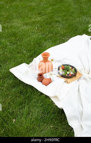 Salat mit frischem Gemüse bei einem Picknick. Stockfoto