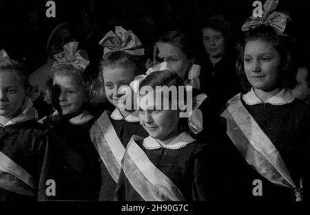 Warszawa, 1947-01-15. Losowanie obligacji Premiowej Po¿yczki Odbudowy Kraju. NZ. Dzieci z zak³adu dla sierot Sióstr Rodziny Marii w P³udach maj¹ce ci¹gn¹æ losy. bb/gr PAP/Jerzy Baranowski Warschau, 15. Januar 1947. Verlosung eines Loots für den Wiederaufbau des Landes. Im Bild: Kinder aus dem Waisenhaus, das von Marys Nonnen in Plugi geführt wird und für das Loszeichnen bestimmt ist. bb/gr PAP/Jerzy Baranowski Stockfoto