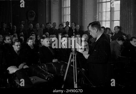 Warszawa, 1947-01-15. Losowanie obligacji Premiowej Po¿yczki Odbudowy Kraju. NZ. przemówienie ministra Skarbu Konstantego D¹browskiego. bb/gr PAP/Jerzy Baranowski Warschau, 15. Januar 1947. Verlosung eines Loots für den Wiederaufbau des Landes. Im Bild: Finanzminister Konstanty Dabrowski bei einer Rede. bb/gr PAP/Jerzy Baranowski Stockfoto