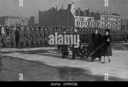 Warszawa, 1947-01-17. Uroczystoœci rocznicowe wyzwolenia stolicy na placu Zwyciêstwa. NZ. Delegacja sk³adaj¹ wieniec na Grobie Nieznanego ¯o³nierza (GN¯).NZ. Jedna z delegacji z wieñcem, w tle kamienice przy ul. Ossoliñskich. bb/gr PAP/J. ¯yszkowski Warschau, 17. Januar 1947. Zeremonien zum Jahrestag der Befreiung Warschaus auf dem Zwyciestwa-Platz. Im Bild: Eine Delegation, die den Kranz am Grab des unbekannten Soldaten niederlegt, im Hintergrund: Mietshäuser an der Ossolinskich-Straße. bb/gr PAP/J. ¯yszkowski Stockfoto