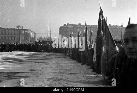 Warszawa, 1947-01-17. Uroczystoœci rocznicowe wyzwolenia stolicy na placu Zwyciêstwa. NZ. Poczty sztandarowe, w g³êbi z lewej Hotel Europejski, z prawej budynek kwatermistrzostwa wojskowego. bb/gr PAP/J. ¯yszkowski Warschau, 17. Januar 1947. Zeremonien zum Jahrestag der Befreiung Warschaus auf dem Zwyciestwa-Platz. Im Bild: Colord Partys, das Europejski Hotel im Hintergrund und das militärische Logistikzentrum von rechts. bb/gr PAP/J. ¯yszkowski Stockfoto