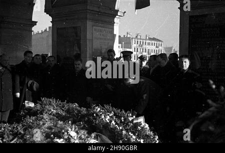 Warszawa, 1947-01-17. Uroczystoœci rocznicowe wyzwolenia stolicy na placu Zwyciêstwa. NZ. Delegacje sk³adaj¹ wieñce na Grobie Nieznanego ¯o³nierza (GN¯), wœród delegatów m.in. Prezydent Warszawy Stanis³aw To³wiñski (5L). bb/gr PAP/J. ¯yszkowski Warschau, Januar 171947. Zeremonien anlässlich des Jubiläums der Befreiung Warschaus auf dem Zyciestwa-Platz. Im Bild: Delegationen, die am Grab des unbekannten Soldaten Kränze legen, darunter der Warschauer Präsident Stanislaw Tolwinski (5th v.l.). bb/gr PAP/J. ¯yszkowski Stockfoto