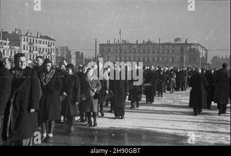 Warszawa, 1947-01-17. Uroczystoœci rocznicowe wyzwolenia stolicy na placu Zwyciêstwa. NZ. Delegacje sk³adaj¹ wieñce na Grobie Nieznanego ¯o³nierza (GN¯). bb/gr PAP/J. ¯yszkowski Warschau, 17. Januar 1947. Jubiläumszeremonien zur Befreiung Warschaus auf dem Zwyciestwa-Platz. Im Bild: Delegation, die Kränze am Grab des unbekannten Soldaten legt. bb/gr PAP/J. ¯yszkowski Stockfoto