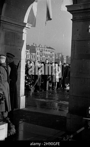 Warszawa, 1947-01-17. Uroczystoœci rocznicowe wyzwolenia stolicy na placu Zwyciêstwa przed Grobem Nieznanego ¯o³nierza (GN¯). NZ. sk³adanie wieñców. bb/gr PAP/Jerzy Baranowski Jubiläumszeremonien der Befreiung Warschaus auf dem Zwyciestwa-Platz vor dem Grab des unbekannten Soldaten. Abgebildet: Kranzniederlegung. bb/gr PAP/Jerzy Baranowski Stockfoto