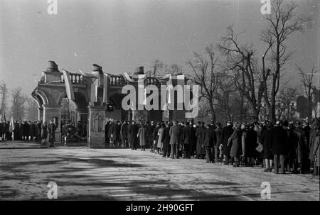 Warszawa, 1947-01-17. Uroczystoœci rocznicowe wyzwolenia stolicy na placu Zwyciêstwa przed Grobem Nieznanego ¯o³nierza (GN¯). NZ. sk³adanie wieñców. bb/gr PAP/Jerzy Baranowski Warschau, 17. Januar 1947. Feierlichkeiten zum Warschauer Befreiungsjubiläum auf dem Zwyciestwa-Platz. Bild: reath-Verlegung. bb/gr PAP/Jerzy Baranowski Stockfoto