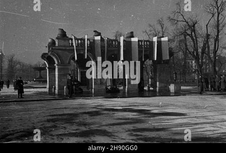 Warszawa, 1947-01-17. Uroczystoœci rocznicowe wyzwolenia stolicy na placu Zwyciêstwa. NZ. Udekorowany Grób Nieznanego ¯o³nierza (GN¯). bb/gr PAP/J. ¯yszkowski Warschau, 17. Januar 1947. Feierlichkeiten zum Jahrestag der Befreiung Warschaus auf dem Zwyciestwa-Platz. Im Bild: Das verzierte Grab des unbekannten Soldaten. bb/gr PAP/J. ¯yszkowski Stockfoto