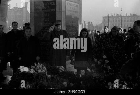 Warszawa, 1947-01-17. Uroczystoœci rocznicowe wyzwolenia stolicy na placu Zwyciêstwa. NZ. Delegacja w³adz miejskich przy Grobie Nieznanego ¯o³nierza, po lewej (z w¹sami) prezydent miasta Stanis³aw To³wiñski. bb/gr PAP/Jerzy Baranowski Warschau, 17. Januar 1947. Feierlichkeiten zum Warschauer Befreiungsjubiläum auf dem Zwyciestwa-Platz. Im Bild: Delegation der Stadtverwaltung am Grab des unbekannten Soldaten; Warschauer Präsident Stanislaw Tolwinski (mit Schnurrbart) von links. bb/gr PAP/Jerzy Baranowski Stockfoto