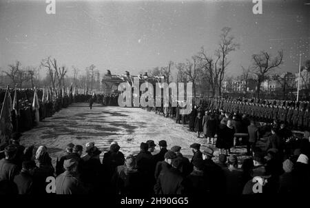 Warszawa, 1947-01-17. Uroczystoœci rocznicowe wyzwolenia stolicy na placu Zwyciêstwa przed Grobem Nieznanego ¯o³nierza (GN¯). NZ. sk³adanie wieñców. bb/gr PAP/Jerzy Baranowski Warschau, Jna. 17, 1947. Jubiläumszeremonien der Befreiung Warschaus auf dem Zwyciestwa-Platz vor dem Grab des unbekannten Soldaten. Abgebildet: Kranzniederlegung. bb/gr PAP/Jerzy Baranowski Stockfoto