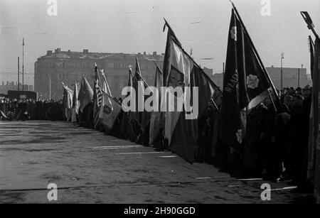 Warszawa, 1947-01-17. Uroczystoœci rocznicowe wyzwolenia stolicy na placu Zwyciêstwa. NZ. Poczty sztandarowe, w g³êbi po lewej Hotel Europejski, po prawej budynek kwatermistrzostwa wojskowego. bb/gr PAP/Jerzy Baranowski Warschau, 17. Januar 1947. Feierlichkeiten zum Warschauer Befreiungsjubiläum auf dem Zwyciestwa-Platz. Im Bild: Die farbigen Parties, im Hintergrund das Europejski Hotel und das Militärlogistikbüro von rechts. bb/gr PAP/Jerzy Baranowski Stockfoto