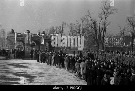 Warszawa, 1947-01-17. Uroczystoœci rocznicowe wyzwolenia stolicy na placu Zwyciêstwa przed Grobem Nieznanego ¯o³nierza (GN¯). NZ. sk³adanie wieñców. bb/gr PAP/Jerzy Baranowski Warschau, 17. Januar 1947. Die Feierlichkeiten zum Jahrestag der Befreiung Warschaus auf dem Zwyciestwa-Platz. Abgebildet: Kranzniederlegung. bb/gr PAP/Jerzy Baranowski Stockfoto