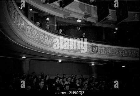 Warszawa, 1947-01-17. Uroczystoœci rocznicowe wyzwolenia stolicy w Teatrze Polskim. Nz. Boles³aw Bierut w lo¿y honorowej. ka PAP Warschau, 17. Januar 1947. Zeremonien zum Warschauer Befreiungsjubiläum im Polnischen Theater. Im Bild: Boleslaw Bierut in einer VIP-Box. ka PAP Stockfoto