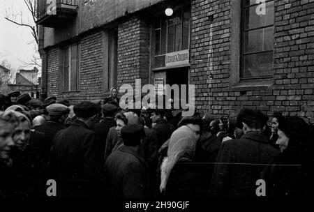 Warszawa, 1947-01-19. Wybory do Sejmu Ustawodawczego. NZ. Kolejka do lokalu Obwodowej Komisji Wyborczej przy ul. Browarnej. bb/gr PAP/Jerzy Baranowski Warschau, 19. Januar 1947. Wahlen zum Sejm (parlament). Im Bild: Eine Schlange zur Wahlstation in der Browarna Street. bb/gr PAP/Jerzy Baranowski Stockfoto