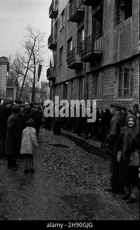 Warszawa, 1947-01-19. Wybory do Sejmu Ustawodawczego. NZ. Kolejka do lokalu Obwodowej Komisji Wyborczej przy ul. Browarnej. bb/gr PAP/Jerzy Baranowski Warschau, 19. Januar 1947. Wahlen zum Sejm (parlament). Im Bild: Eine Schlange zur Wahlstation in der Browarna Street. bb/gr PAP/Jerzy Baranowski Stockfoto