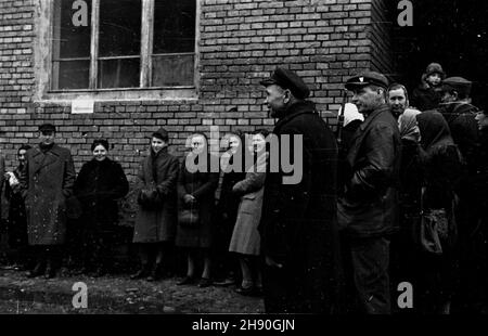 Warszawa, 1947-01-19. Wybory do Sejmu Ustawodawczego. NZ. Kolejka do lokalu Obwodowej Komisji Wyborczej przy ul. Browarnej. bb/gr PAP/Jerzy Baranowski Warschau, 19. Januar 1947. Wahlen zum Sejm (parlament). Im Bild: Eine Schlange zur Wahlstation in der Browarna Street. bb/gr PAP/Jerzy Baranowski Stockfoto