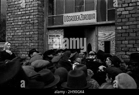 Warszawa, 1947-01-19. Wybory do Sejmu Ustawodawczego. NZ. Kolejka do lokalu Obwodowej Komisji Wyborczej przy ul. Browarnej. bb/gr PAP/Jerzy Baranowski Warschau, 19. Januar 1947. Wahlen zum Sejm (parlament). Im Bild: Eine Schlange zur Wahlstation an der Browarna Street. bb/gr PAP/Jerzy Baranowski Stockfoto