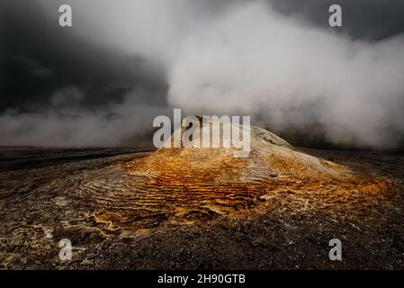 Heißdampf-Schlot im geothermischen Gebiet von Hveravelir im isländischen Hochland. Stockfoto