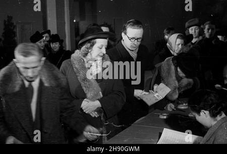 Warszawa, 1947-01-19. Wybory do Sejmu Ustawodawczego. NZ. g³osowanie w lokalu Komisji Wyborczej nr 21 przy ul. Mokotowskiej 12. bb/gr PAP Warschau, 19. Januar 1947. Wahlen zum Parlament. Stimmabgabe auf der Votign-Station Nr. 21 in der Mokotowska-Straße 12. bb/gr PAP Stockfoto