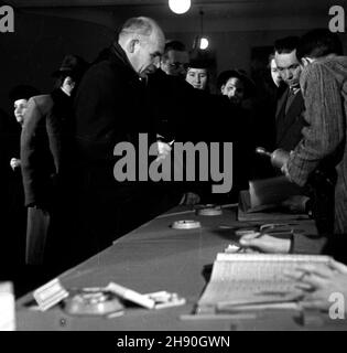 Warszawa, 1947-01-19. Wybory do Sejmu Ustawodawczego. Nz. W³adys³aw Gomu³ka w lokalu Komisji Wyborczej nr 21 przy ul. Mokotowskiej 12. bb/gr PAP Warschau, 19. Januar 1947. Wahlen zum Parlament. Im Bild: Wladyslaw Gomuka an der Wahlstation Nr. 21 in der Mokotowska-Straße 12. bb/gr PAP Stockfoto