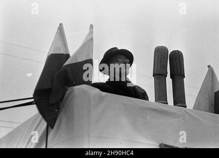 Warszawa, 1947-01-22. Manifestacja Bloku Demokratycznego na placu Zwyciêstwa po wyborach do Sejmu Ustawodawczego. NZ. Przemawia sekretarz generalny KC PPR i wicepremier W³adys³aw Gomu³ka. bb/gr PAP Warschau, 22. Januar 1947. Eine Demonstration, die der Block der Demokratischen Parteien nach den Wahlen zum Parlament auf dem Zwyciestwa-Platz (Sieg) inszenierte. Rede des Generalsekretärs der polnischen Arbeiterpartei und des stellvertretenden Premierministers Wladyslaw Gomulka. bb/gr PAP Stockfoto