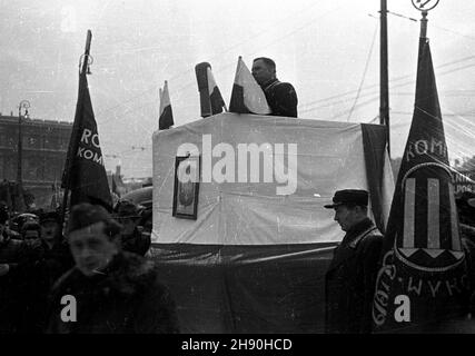 Warszawa, 1947-01-22. Manifestacja Bloku Demokratycznego na placu Zwyciêstwa po wyborach do Sejmu Ustawodawczego. NZ. Przemawia Boles³aw Podworny, wiceprzewodnicz¹cy Naczelnego Komitetu Wykonawczego Stronnictwo Ludowego. bb/gr PAP Warschau, 22. Januar 1947. Eine Demonstration, die der Block der Demokratischen Parteien nach den Wahlen zum Parlament auf dem Zwyciestwa-Platz (Sieg) inszenierte. Im Bild: Rede von Boleslaw Podedworny, dem stellvertretenden Führer der Bauernpartei (SL). bb/gr PAP Stockfoto