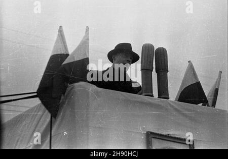 Warszawa, 1947-01-22. Manifestacja Bloku Demokratycznego na placu Zwyciêstwa po wyborach do Sejmu Ustawodawczego. NZ. Przemawia sekretarz generalny Rady Naczelnej PPS Józef Cyrankiewicz. bb/gr PAP Warschau, 22. Januar 1947. Eine Demonstration, die der Block der Demokratischen Parteien nach den Wahlen zum Parlament auf dem Zwyciestwa-Platz (Sieg) inszenierte. Rede des Generalsekretärs der Polnischen Sozialistischen Partei (PPS) Jozef Cyrankiewicz. bb/gr PAP Stockfoto