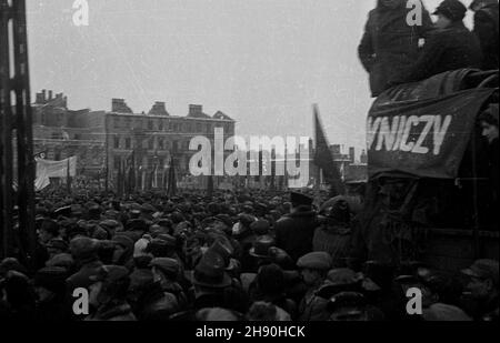 Warszawa, 1947-01-22. Manifestacja Bloku Demokratycznego na placu Zwyciêstwa po wyborach do Sejmu Ustawodawczego. bb/gr PAP Warschau, 22. Januar 1947. Eine vom Block der Demokratischen Parteien auf dem Zwyciestwa (Siegesplatz) inszenierte Demonstration nach den Wahlen zum Parlament. bb/gr PAP Stockfoto