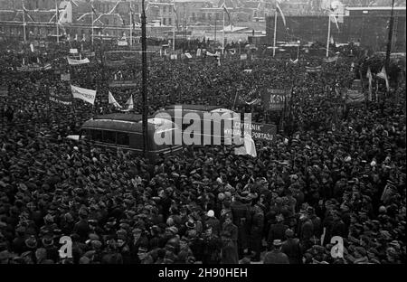 Warszawa, 1947-01-22. Manifestacja Bloku Demokratycznego na placu Zwyciêstwa po wyborach do Sejmu Ustawodawczego. (Widok w stronê Krakowskiego Przedmieœcia). bb/gr PAP Warschau, 22. Januar 1947. Eine Demonstration, die der Block der Demokratischen Parteien nach den Wahlen zum Parlament auf dem Zwyciestwa-Platz (Sieg) inszenierte. (Blick auf die Krakowskie Przedmiescie Street). bb/gr PAP Stockfoto