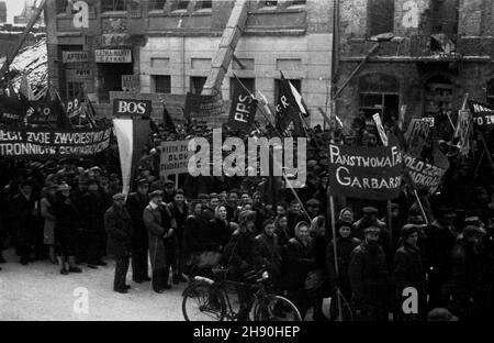 Warszawa, 1947-01-22. Manifestacja Bloku Demokratycznego po wyborach do Sejmu Ustawodawczego. NZ. pochód idzie z placu Zwyciêstwa Krakowskim Przedmieœciem. bb/gr PAP Warschau, 22. Januar 1947. Eine Demonstration des Demokratischen Blocks nach den Wahlen zum Parlament. Im Bild: Eine Parade geht vom Zwyciestwa (Victory) Platz über die Krakowskie Przedmiescie Straße. bb/gr PAP Stockfoto