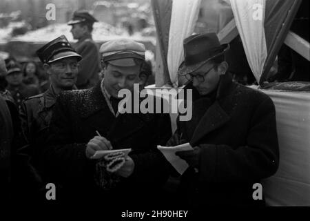 Warszawa, 1947-01-22. Manifestacja Bloku Demokratycznego po wyborach do Sejmu Ustawodawczego. NZ. Dziennikarze przy trybunie honorowej obok Pa³acu Staszica. bb/gr PAP Warschau, 22. Januar 1947. Eine Demonstration des Demokratischen Blocks nach den Wahlen zum Parlament. Im Bild: Journalisten am Stand der Parade in der Nähe des Staszic-Palastes. bb/gr PAP Stockfoto