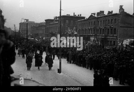 Warszawa, 1947-01-22. Manifestacja Bloku Demokratycznego po wyborach do Sejmu Ustawodawczego. NZ. pochód idzie z placu Zwyciêstwa Krakowskim Przedmieœciem, w tle brama Uniwersytetu. bb/gr PAP Warschau, 22. Januar 1947. Eine Demonstration des Demokratischen Blocks nach den Wahlen zum Parlament. Im Bild: Eine Parade vom Zwyciestwa (Siegesplatz) über die Krakowskie Przedmiescie Straße; im Hintergrund das Tor der Warschauer Universität. bb/gr PAP Stockfoto