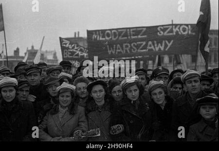 Warszawa, 1947-01-22. Manifestacja Bloku Demokratycznego na placu Zwyciêstwa po wyborach do Sejmu Ustawodawczego. NZ. Reprezentacja m³odzie¿y szkolnej. bb/gr PAP Warschau, 22. Januar 1947. Eine Demonstration, die der Block der Demokratischen Parteien nach den Wahlen zum Parlament auf dem Zwyciestwa-Platz (Sieg) inszenierte. Im Bild: Eine Gruppe, die die Jugend der Schule repräsentiert. bb/gr PAP Stockfoto