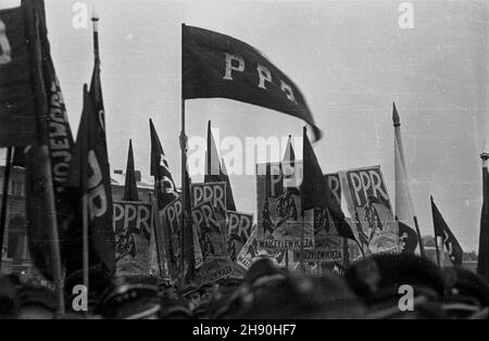 Warszawa, 1947-01-22. Manifestacja Bloku Demokratycznego na placu Zwyciêstwa po wyborach do Sejmu Ustawodawczego. NZ. Transparenty Polskiej Partii Robotniczej (PPR). bb/gr PAP Warschau, 22. Januar 1947. Eine Demonstration, die der Block der Demokratischen Parteien nach den Wahlen zum Parlament auf dem Zwyciestwa-Platz (Sieg) inszenierte. Im Bild: Banner der Polnischen Arbeiterpartei (PPR). bb/gr PAP Stockfoto