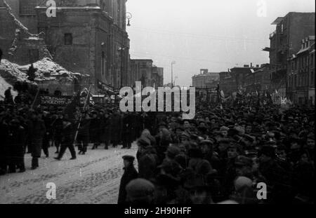 Warszawa, 1947-01-22. Manifestacja Bloku Demokratycznego po wyborach do Sejmu Ustawodawczego. NZ. pochód idzie Krakowskim Przedmieœciem z placu Zwyciêstwa. bb/gr PAP Warschau, 22. Januar 1947. Eine Demonstration des Demokratischen Blocks nach den Wahlen zum Parlament. Im Bild: marsch vom Zwyciestwa (Victory) Platz in Richtung Krakowskie Przedmiescie Street. bb/gr Stockfoto