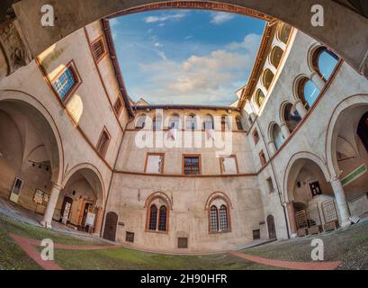 Fossano, Cuneo, Italien - 2. Dezember 2021: Mittelalterlicher Innenhof des Schlosses der Fürsten von Acaja (XIV Jahrhundert) auf der piazza Castello, Sitz der Bürgerlib Stockfoto