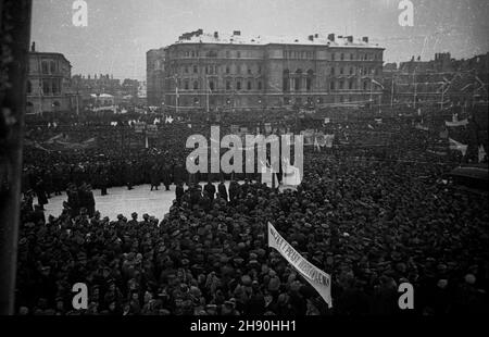 Warszawa, 1947-01-22. Manifestacja Bloku Demokratycznego na placu Zwyciêstwa po wyborach do Sejmu Ustawodawczego. (Widok w stronê Krakowskiego Przedmieœcia). bb/gr PAP Warschau, 22. Januar 1947. Eine Demonstration, die der Block der Demokratischen Parteien nach den Wahlen zum Parlament auf dem Zwyciestwa-Platz (Sieg) inszenierte. (Blick auf die Krakowskie Przedmiescie Street). bb/gr PAP Stockfoto