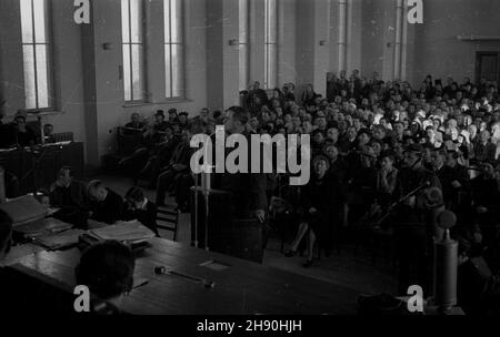 Warszawa, 1947-02-01. Proces Ludwiga Fischera, B. gubernatora Dystryktu Warszawskiego, przed Najwy¿szym Trybuna³em Narodowym. NZ. zeznaj¹cy Jako œwiadek Erich von dem Bach-Zelewski (1899-1972), dowódca Korpsgruppe t³umi¹cej Powstanie Warszawskie w 1944 r. bb/gr PAP/Jerzy Baranowski Warschau, Den 1. Februar 1947. Der Prozess gegen Ludwig Fischer, den ehemaligen Gouverneur des Warschauer Bezirks, vor dem Nationalen Obersten Gerichtshof. Im Bild: Erich von dem Bach-Zelewski (1899-1972), der Kommandant der deutschen Truppen, die den Warschauer Aufstand 1944 niederdrückten, bezeugt als Zeuge. bb/gr PAP/Jerzy Baranow Stockfoto