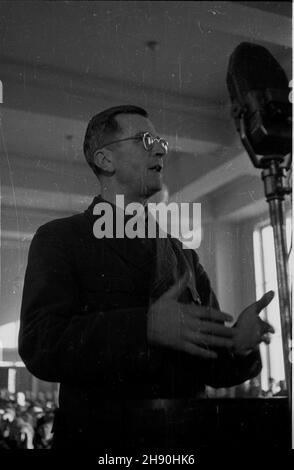 Warszawa, 1947-02-01. Proces Ludwiga Fischera, B. gubernatora Dystryktu Warszawskiego, przed Najwy¿szym Trybuna³em Narodowym. NZ. zeznaj¹cy Jako œwiadek Erich von dem Bach-Zelewski (1899-1972), dowódca Korpsgruppe t³umi¹cej Powstanie Warszawskie w 1944 r. bb/gr PAP/Jerzy Baranowski Warschau, Den 1. Februar 1947. Der Prozess gegen Ludwig Fischer, den ehemaligen Gouverneur des Warschauer Bezirks, vor dem Nationalen Obersten Gerichtshof. Im Bild: Erich von dem Bach-Zelewski (1899-1972), der Kommandant der deutschen Truppen, die den Warschauer Aufstand 1944 niederdrückten, bezeugt als Zeuge. bb/gr PAP/Jerzy Baranow Stockfoto