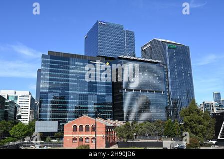 Wolkenkratzer der Commonwealth Bank, KPMG, Link Group und Transurban, mit einem älteren Gebäude im Vordergrund, an einem Sommernachmittag Stockfoto