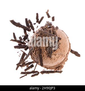 Eine Kugel Schokoladeneis mit Schokoladenstreuseln auf weißem Hintergrund isoliert Stockfoto