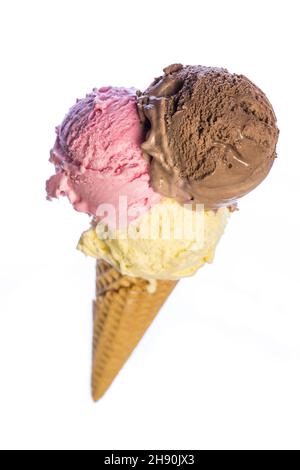 Eis mit 3 Kugeln süßem Eis (Vanilleeis, Schokoladeneis, Erdbeereis) isoliert auf weißem Hintergrund - diagonal Stockfoto