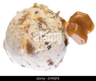 Eine Kugel Vanille - Karamell - Brownie-Eis mit Karamellstücken von oben isoliert auf weißem Hintergrund Stockfoto