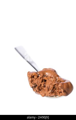 Löffel mit Schokoladeneis isoliert auf weißem Hintergrund Stockfoto