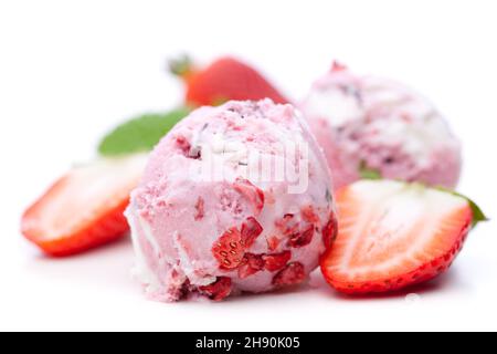 Zwei Kugeln Erdbeereis mit Früchten Stockfoto